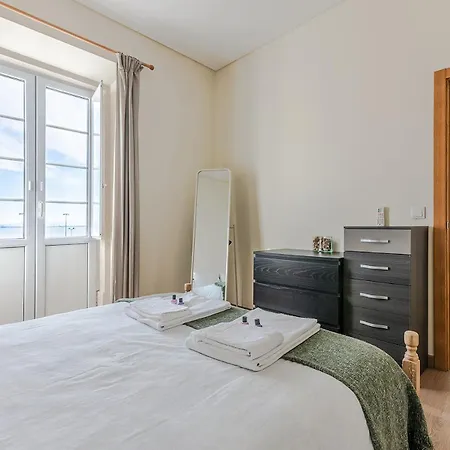 Very Sunny With Large Balcony 3rd Floor Lisbona