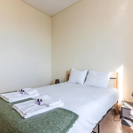 Very Sunny With Large Balcony 3rd Floor * Lisbon